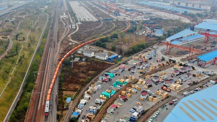 Une vue aérienne d'un train de fret à Zhengzhou (Chine), le 20 novembre 2020, à destination d'Helsinki (Finalnde) (HAO YUAN / XINHUA / AFP)