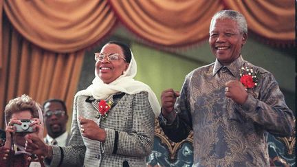 Le pr&eacute;sident sud-africain Nelson Mandela et son &eacute;pouse&nbsp;Graca Machel, le 15 juin 1997 &agrave; Johannesburg (Afrique-du-Sud). (TREVOR SAMSON / AFP)