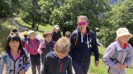 Les juniors découvrent le patrimoine naturel de Sainte Foy Tarentaise en compagnie de la guide Olivia Waeckel. (INGRID POHU / RADIOFRANCE)