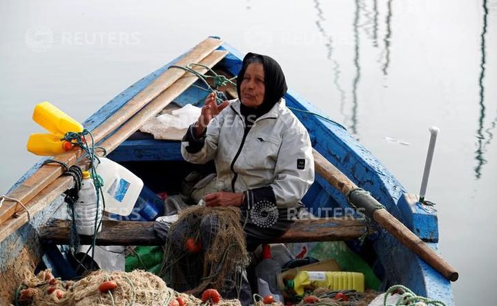 Chrifa Nimri, femme pêcheur de 69 ans, revient au port à Sidi Bou Saïd, près de Tunis, le 23 février 2017. (REUTERS/Zoubeir Souissi )