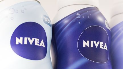 Des déodorants de la marque Nivea, dans une usine d'Hamburg, en Allemagne, le 8 mars 2017.&nbsp; (SINA SCHULDT / DPA / AFP)