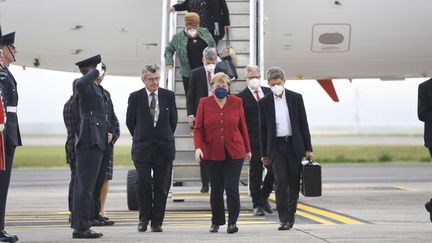 La chancelière Angela&nbsp;Merkel&nbsp;débarque&nbsp;à&nbsp;Newquay, en Angleterre, en prévision du G7, le&nbsp;11 juin 2021 (STEFAN ROUSSEAU / PA POOL / AP)