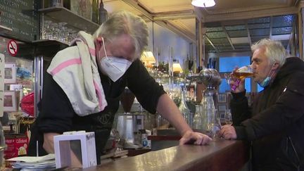 Covid-19 : des restrictions supplémentaires qui passent mal dans les bars et les cafés