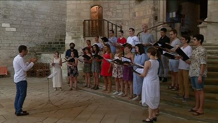 La Maîtrise Notre-Dame de Paris en l'abbatialede Celles-sur-Belle. (S. Bourin / France Télévisions)