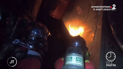 Des pompiers lors de l'incendie à Vincennes. (France 2)