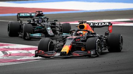 Max Verstappen et Lewis Hamilton vont se livrer trois dernières courses acharnées pour remporter le championnat du monde. (CHRISTOPHE SIMON / AFP)