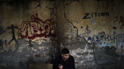 les jeunes de la cité se rencontrent pour tuer le temps. Ce lieu est assez caché pour qu'ils ne soient pas dérangés. On peut lire «pa 2 tahlab» qui signifie : «Vous ne saurez jamais qui je suis ou ce que je fais.»
  (Romain Laurendeau)