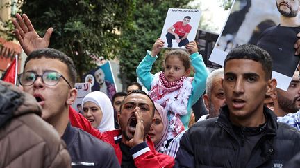 Des manifestants lors d'un rassemblement dans la ville de Ramallah, en Cisjordanie occupée, en soutien à Gaza et aux prisonniers palestiniens détenus dans les prisons israéliennes, le 14 novembre 2023. (ZAIN JAAFAR / AFP)