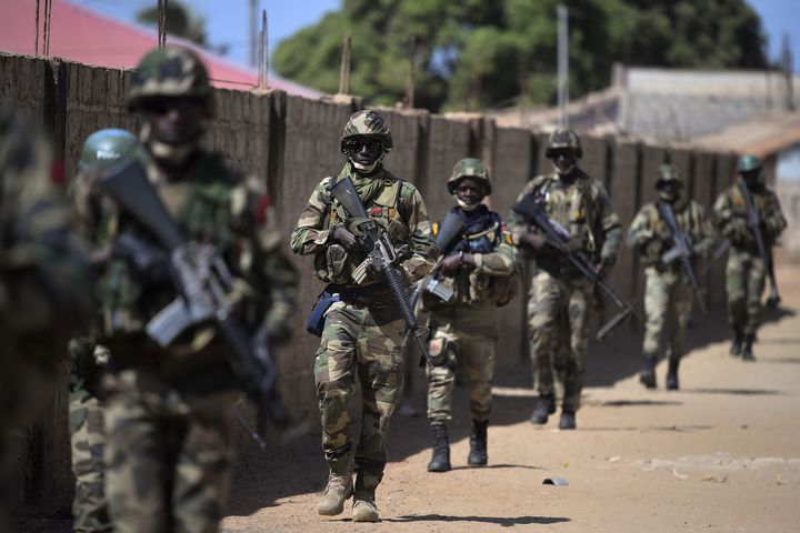 Des soldats sénégalais membres de la Cédéao en mission en Gambie, à Barra, le 22 janvier 2017. (CARL DE SOUZA / AFP)