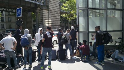 Des migrants Porte de la Chapelle, à Paris, en juillet 2017. (MAXPPP)