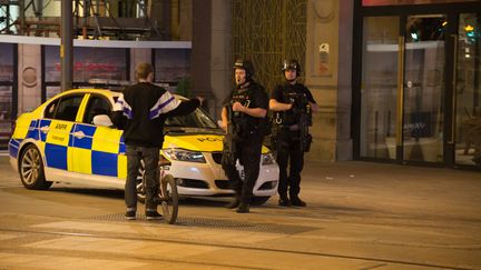 Des policiers aux abords de la salle de concert de la Manchester Arena (Royaume-Uni) après l'explosion, mardi 23 mai 2017. (JONATHAN NICHOLSON / NURPHOTO)