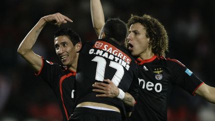 Les transferts de Angel Di Maria (&agrave; gauche) et David Luiz (&agrave; droite), ici sous les couleurs du Benfica Lisbonne le 27 f&eacute;vrier 2010, ont &eacute;t&eacute; sur-pay&eacute;s. (MIGUEL VIDAL / REUTERS)