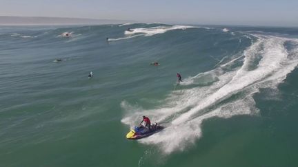 Portugal : la surfeuse française Justine Dupont défie les vagues géantes de Nazaré