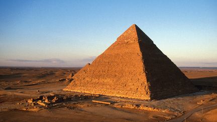 Vue aérienne de la pyramide de Gizeh, aussi appelée pyramide de Khéops, en Egypte. (ANTOINE LORGNIER / ONLY WORLD / AFP)