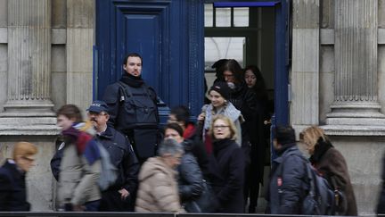 Evacuation suite à une alerte à la bombe au Lycée Condorcet à Paris, le 28 janvier 2016. (OLIVIER CORSAN / MAXPPP)