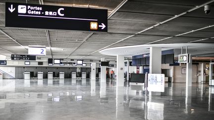 Un terminal de l'aéroport d'Orly désert, le 26 juin 2020. Photo d'illustration. (STEPHANE DE SAKUTIN / AFP)