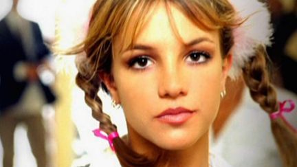 Capture d'écran du clip "Baby One More Time" de la chanteuse Britney Spears, en 1998. (YOUTUBE)