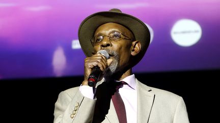 Le poète et figure du reggae Linton Kwesi Johnson, dit LKJ, sur scène au Roundhouse à Londres le 15 mai 2016. (CHIAKI NOZU / WIREIMAGE / GETTY)