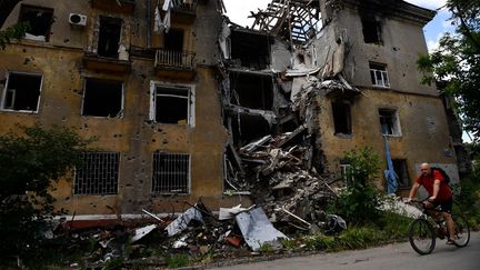 Un immeuble résidentiel détruit par des bombardements à Marioupol, en Ukraine, le 14 juillet 2022. (PAVEL LISITSYN / SPUTNIK / AFP)