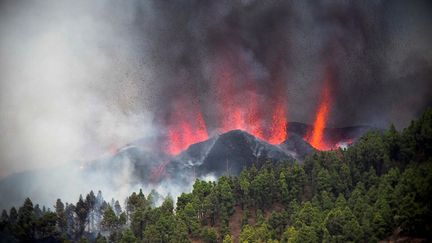 Une éruption volcanique a commencé dimanche 19 septembre autour de Las Manchas, à El Paso (La Palma), après que le complexe Cumbre Vieja ait accumulé des milliers de tremblements de terre&nbsp;la semaine précédente. (MIGUEL CALERO / EFE / VIA MAXPPP)