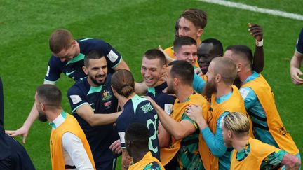 La joie des Australiens après le but de Mitchell Duke, le 26 novembre 2022, à Al-Wakrah. (ERCIN ERTURK / AFP)