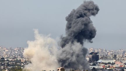 Cette photo prise à la frontière entre Israël et la bande de Gaza montre des volutes de fumée au-dessus du territoire palestinien, le 27 mars 2024. (JACK GUEZ / AFP)