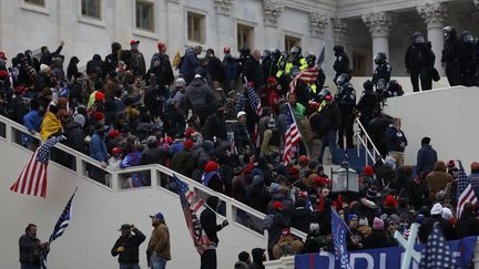 Des partisans du président Donald Trump envahissent le Capitole pendant la session qui doit confirmer la victoire de Joe Biden à la présidentielle américaine, le 6 janvier 2020 à Washington (Etats-Unis). (SPUTNIK / AFP)