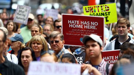 Des manifestants se dirigent en direction de la Trump Tower de Chicago, le 27 août 2017, pour protester contre&nbsp;les crimes racistes. (BILGIN S. SASMAZ / ANADOLU AGENCY / AFP)