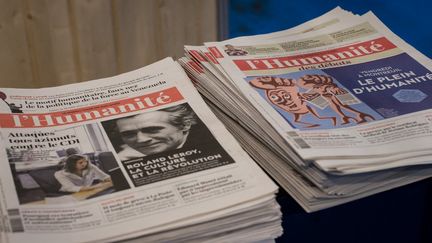 Des piles de journaux "L'Humanité" au Salon de l'agriculture à Paris, le 26 février 2019. (RICCARDO MILANI / HANS LUCAS / AFP)