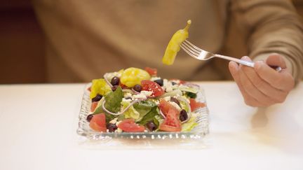 Selon une &eacute;tude men&eacute;e par des chercheurs fran&ccedil;ais, la testost&eacute;rone pr&eacute;dispose &agrave; appr&eacute;cier les plats &eacute;pic&eacute;s. (GLOW CUISINE / GLOW RM / GETTY IMAGES)