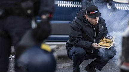 Rasmus Paludan, militant d'extrême droite, brûle une copie du Coran devant l'ambassade de Turquie à Copenhague le vendredi 27 janvier. 2023. (OLAFUR STEINAR RYE GESTSSON / RITZAU SCANPIX / VIA AFP)