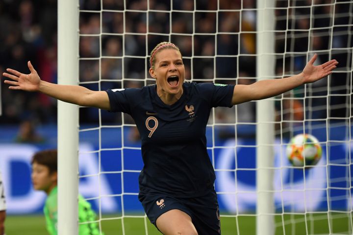 Eugénie Le Sommer célèbre son but contre la Corée du Sud, vendredi 7 juin 2019 au Parc des Princes.&nbsp; (FRANCOIS-XAVIER MARIT / AFP)