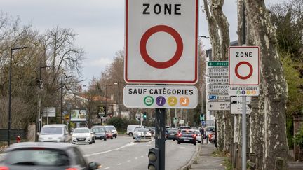 Un panneau annonce la présence d'une zone à faibles émissions à Toulouse (Haute-Garonne), le 2 janvier 2023. (FREDERIC SCHEIBER / HANS LUCAS / AFP)