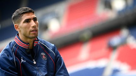 Achraf Hakimi, joueur du Paris Saint-Germain, lors d'une conférence de presse au Parc des Princes à Paris, le 8 juillet 2021. (FRANCK FIFE / AFP)