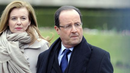 Le pr&eacute;sident Fran&ccedil;ois Hollande et sa compagne,&nbsp;Val&eacute;rie Trierweiler, le 6 avril 2013&nbsp;&agrave; Tulle (Corr&egrave;ze). (JEAN-PIERRE MULLER / AFP)