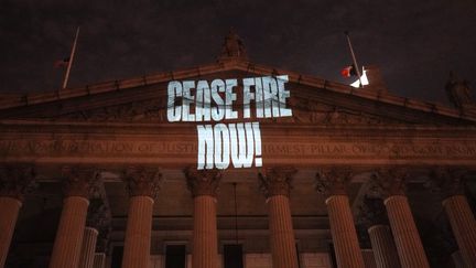 Des manifestants projettent le message : "Cessez-le-feu maintenant !" sur un palais de justice du bas de Manhattan, à New York, le 26 octobre 2023. (BRYAN R. SMITH / AFP)