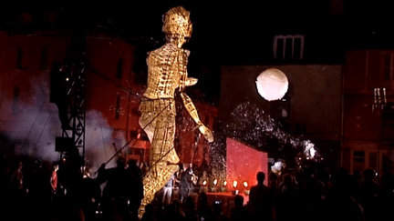 Liedo, dans sa carcasse d'osier chemine dans les rues de Chalon en quête de son étoile polaire
 (France3 / Culturebox)