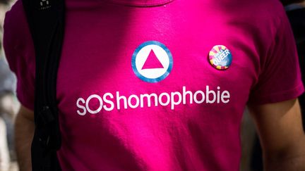 Un militant porte un T-shirt de l'association SOS homophobie pendant une manifestation, le 2 août 2022 à Paris. (XOSE BOUZAS / HANS LUCAS / AFP)