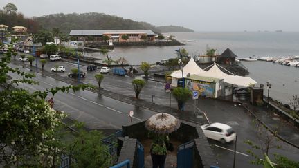 Le bord de mer est submergé à Mamoudzou sur l'île de Mayotte, le 8 décembre 2019. (ALI AL-DAHER / AFP)