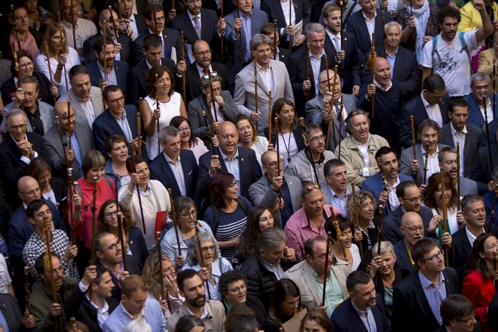 Plus de 700 maires catalans défilent dans les rues de Barcelone, le 16 septembre 2017. (MIQUEL LLOP / NURPHOTO / AFP)