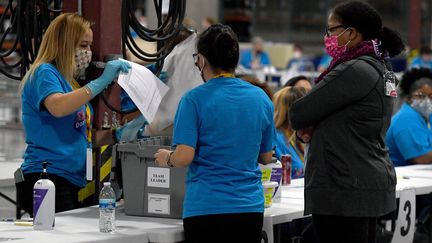 Le dépouillement est en cours dans un bureau de vote de North Las Vegas, dans le Nevada, dans la soirée de mardi 3 novembre 2020.&nbsp; (ETHAN MILLER / GETTY IMAGES NORTH AMERICA / AFP)