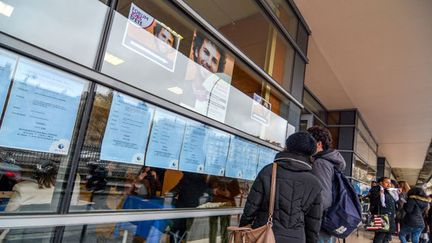 &nbsp; (Le forum Jobs d'été étudiants du CROUS de Paris, en avril 2015 © maxPPP)