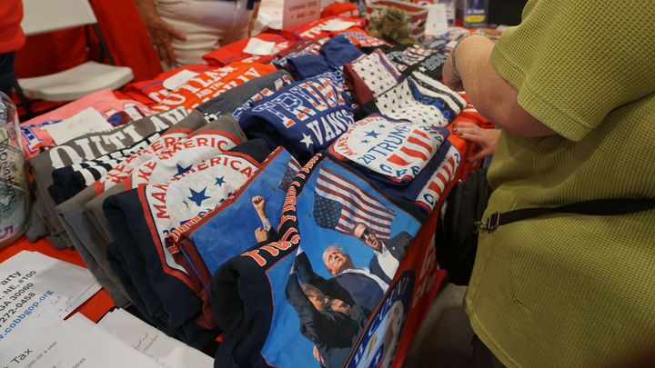 Des tee-shirts à l'effigie de Donald Trump sont vendus sur un stand du Parti républicain, lors de la North Georgia State Fair. (MARIE-VIOLETTE BERNARD / FRANCEINFO)