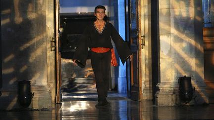 Le danseur étoile Patrick Dupond lors du spectacle de clôture&nbsp;des journées européennes&nbsp;du Patrimoine, "Fusion", devant la façade du théâtre Jean Vilar à Saint-Quentin, France, le 16 septembre 2007 (VILLARD/SIPA)