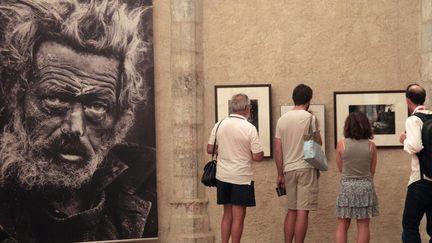 Des visiteurs regardent les photos de Don Mc Cullin lors de la 25e édition du Visa pour l'image, en 2013.
 (RAYMOND ROIG / AFP)