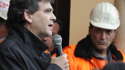 "Nous sommes aujourd'hui dans un bras de fer qui commence, et nous allons le mener ensemble", a d&eacute;clar&eacute; en fin d'apr&egrave;s-midi Arnaud Montebourg, devant les salari&eacute;s du site ArcelorMittal de Florange (Moselle), le 27 septembre 2012. (JEAN-CHRISTOPHE VERHAEGEN / AFP)