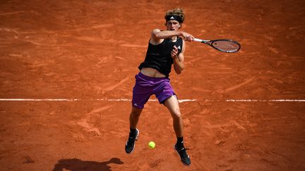 Alexander Zverev a dû s'appliquer pour ne laisser aucune manche à Roman Safiullin au 2e tour de Roland-Garros mercredi 2 juin. (CHRISTOPHE ARCHAMBAULT / AFP)