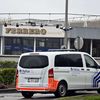 Un véhicule de police belge stationne devant l'entrée de l'usine Ferrero d'Arlon (Belgique), le 8 avril 2022. (SHUTTERSTOCK/SIPA)