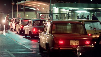 Des résidents de l'Est patientent dans leurs Trabant au passage du checkpoint berlinois d'Invalidenstraßen, le 10 novembre 1989. (PATRICK HERTZOG / AFP)