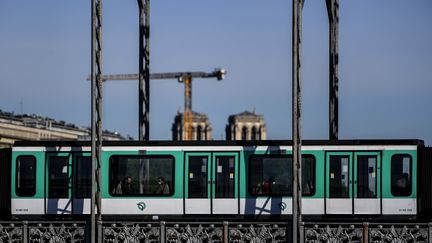 Des passagers portant un masque dans le métro de Paris, le 18 mai 2020. (CHRISTOPHE ARCHAMBAULT / AFP)